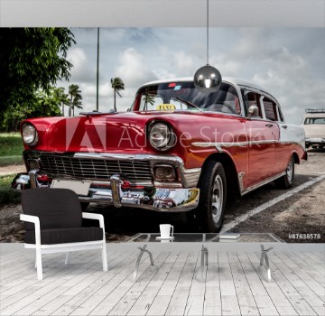Bild på HDR Kuba Varadero roter Oldtimer parkt am Seitenrand